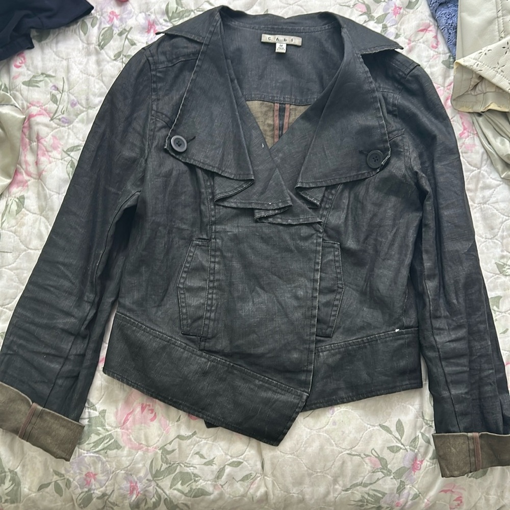 Has pockets,snap buttons, brown accents inside the jacket